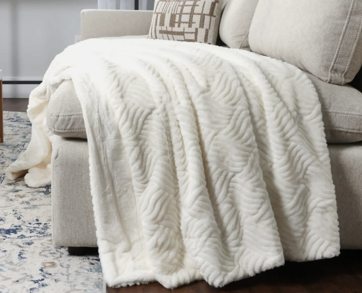 life comfort textured faux fur throw 60in x 70in��White